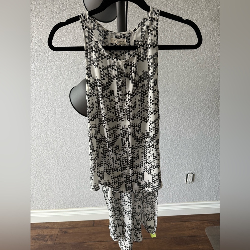 Silence + noise Chic Black and White Patterned Sleeveless short-long Top
